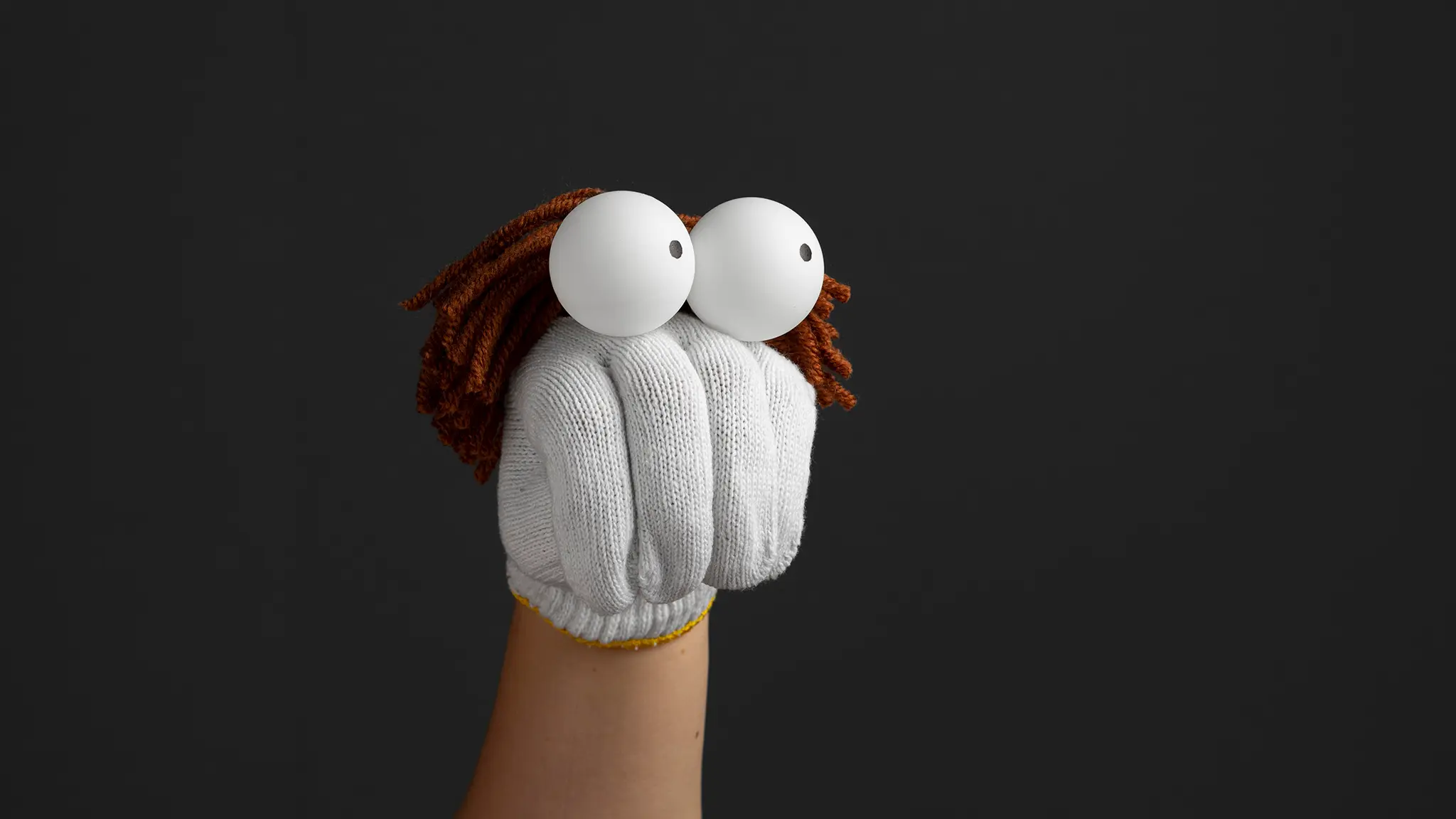 DIY-Copywriting: schön gemacht, aber selten zielführend Handpuppe auf kleiner Bühne
