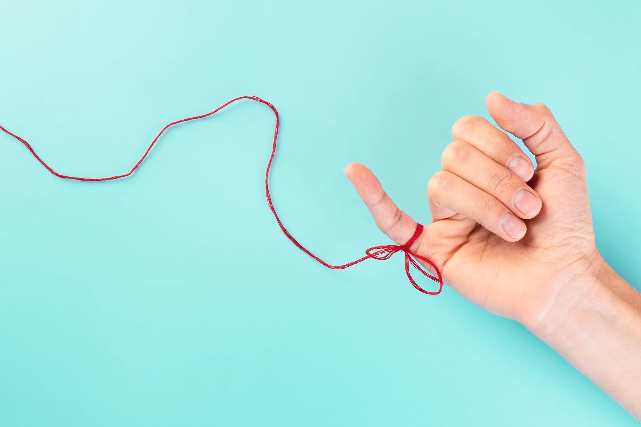 Schreiben von Texten: roter Faden, Inhalt und Qualität Roter Faden am Finger – Symbol für Struktur und Lesefluss beim Schreiben von Texten