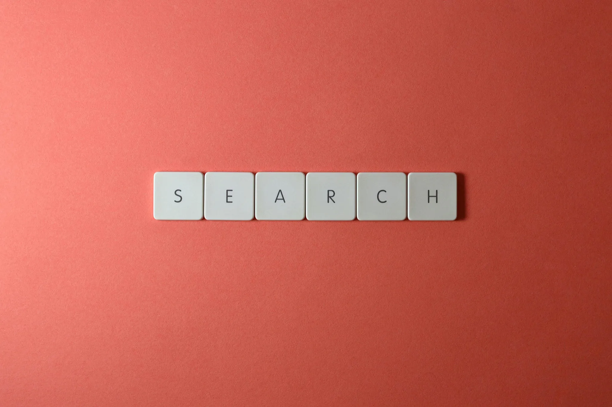 Fachartikel schreiben lassen – fundiert recherchiert und präzise formuliert Scrabble-Buchstaben formen das Wort „SEARCH“ – Symbol für gezielte Recherche beim Fachartikel schreiben lassen