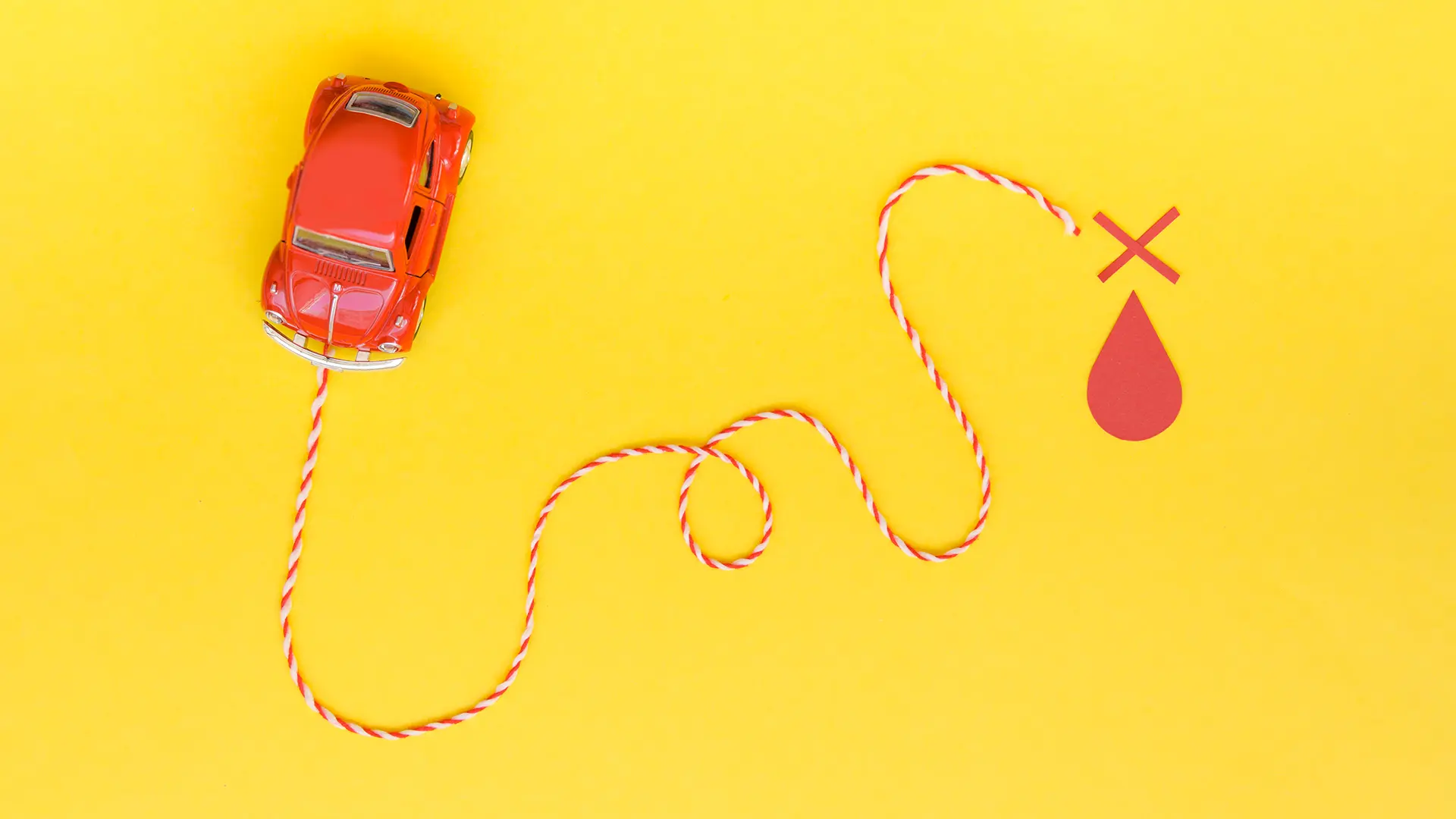Bachelorarbeit lektorieren lassen – sicher ans Ziel, ganz ohne Umwege Rotes Spielzeugauto auf gelbem Hintergrund, das einem verschlungenen roten Faden folgt – auf Umwegen zum Ziel, symbolisch für unstrukturierte Bachelorarbeit
