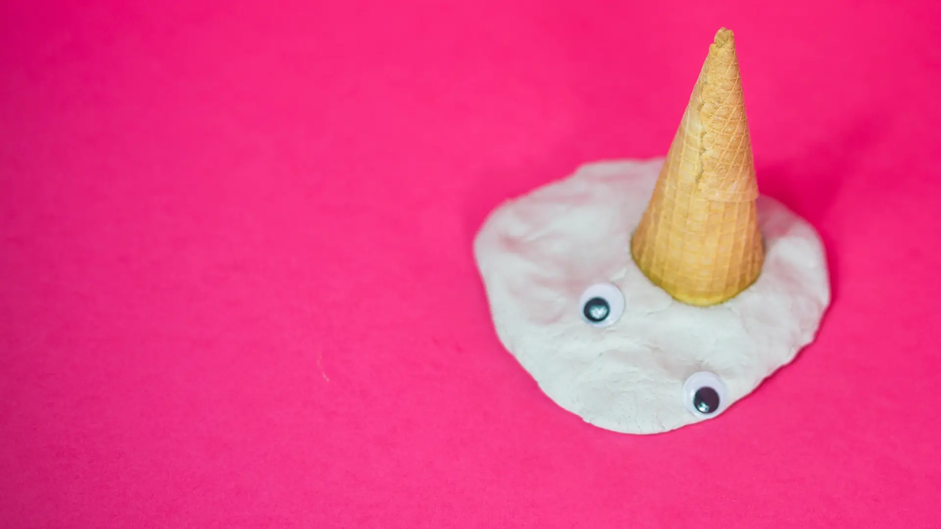 Lektorat Dissertation – wenn dir das Hirn schmilzt, bringen wir Struktur Geschmolzenes Eis mit Augen und Eishörnchen – Metapher für mentale Erschöpfung vor dem Lektorat einer Dissertation