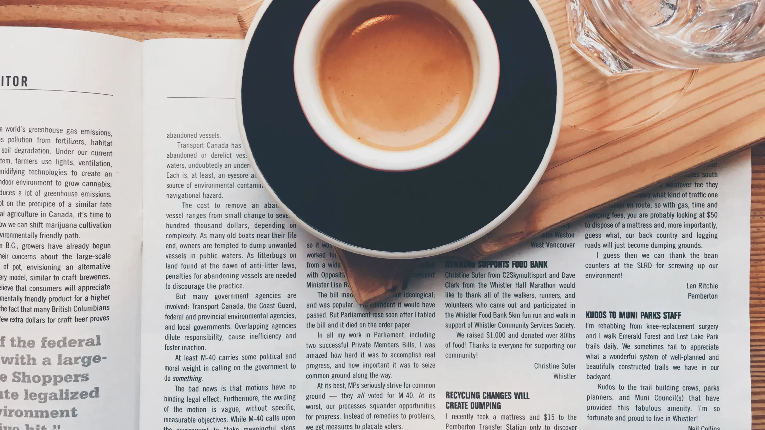 Kaffeetisch mit Zeitung – Pressemitteilung