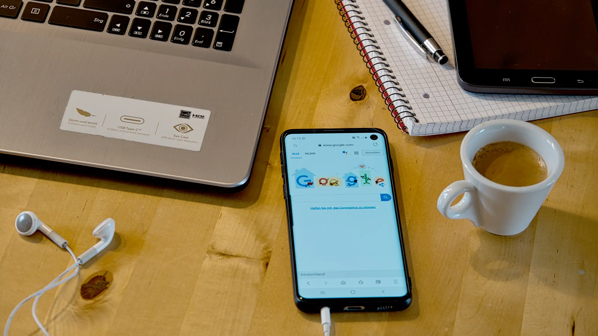 Pressemitteilung schreiben lassen – - Homeoffice-Arbeitsplatz mit Laptop Smartphone, Notizbuch und Kaffee