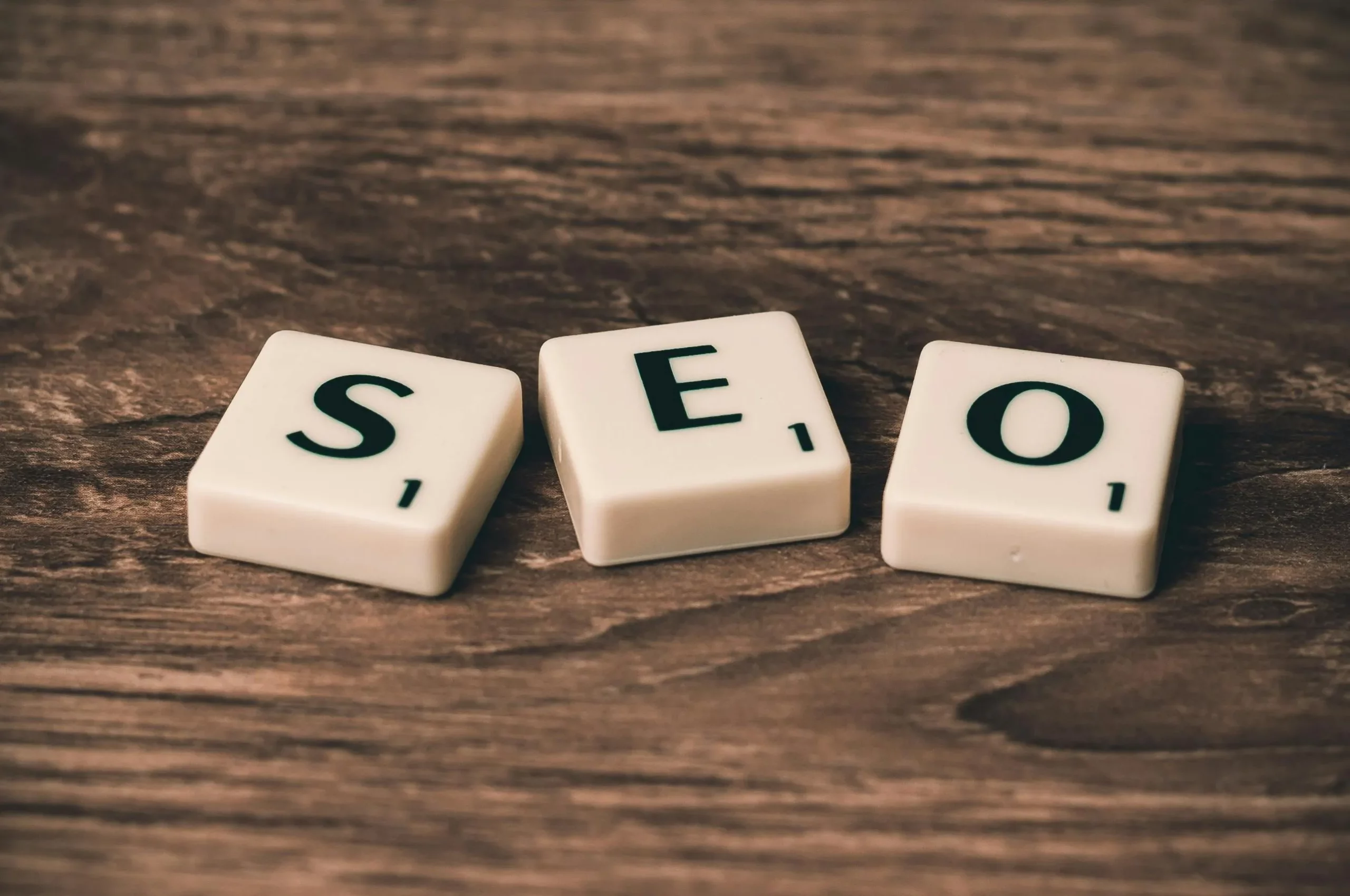 SEO Texte schreiben lassen: bessere Sichtbarkeit, mehr Klicks Scrabble-Buchstaben SEO auf Holz – SEO Texte schreiben lassen