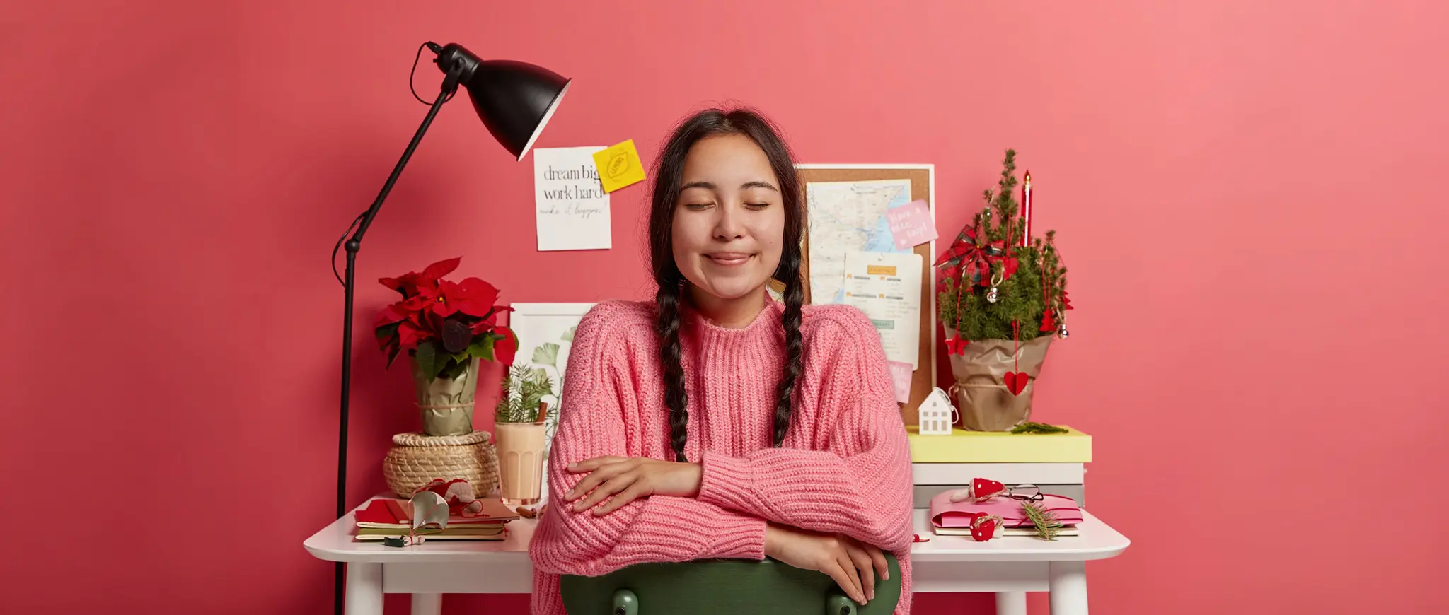 Lektorat gibt Ruhe: Weniger Stress, mehr Klarheit im Text Junge Frau mit geschlossenen Augen in rosa Pullover sitzt entspannt am Schreibtisch – Symbol für stressfreies Arbeiten dank professionellem Lektorat