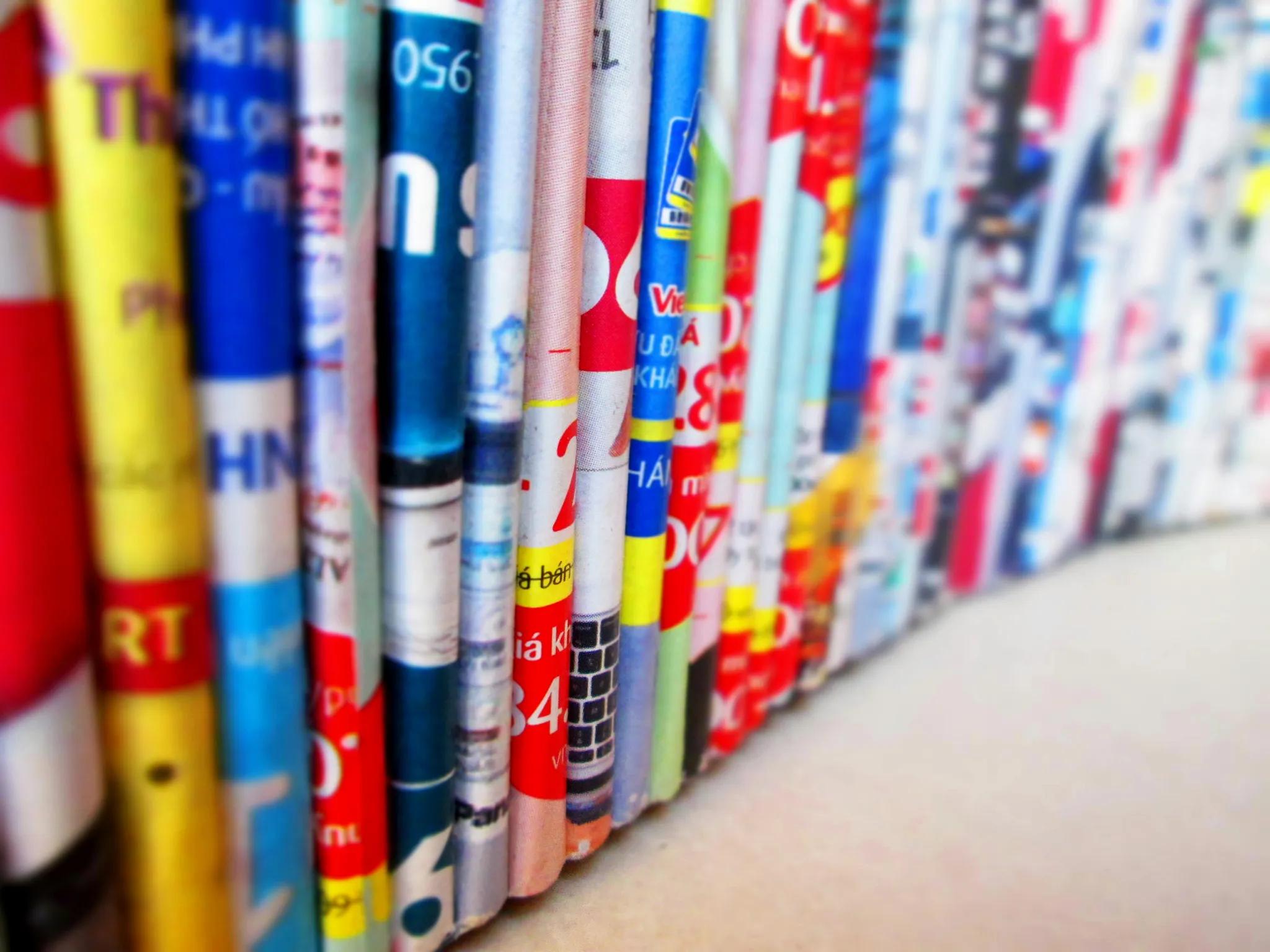 Reihe bunter, aufrecht stehender Flyer – Texte für Flyer professionell gestalten