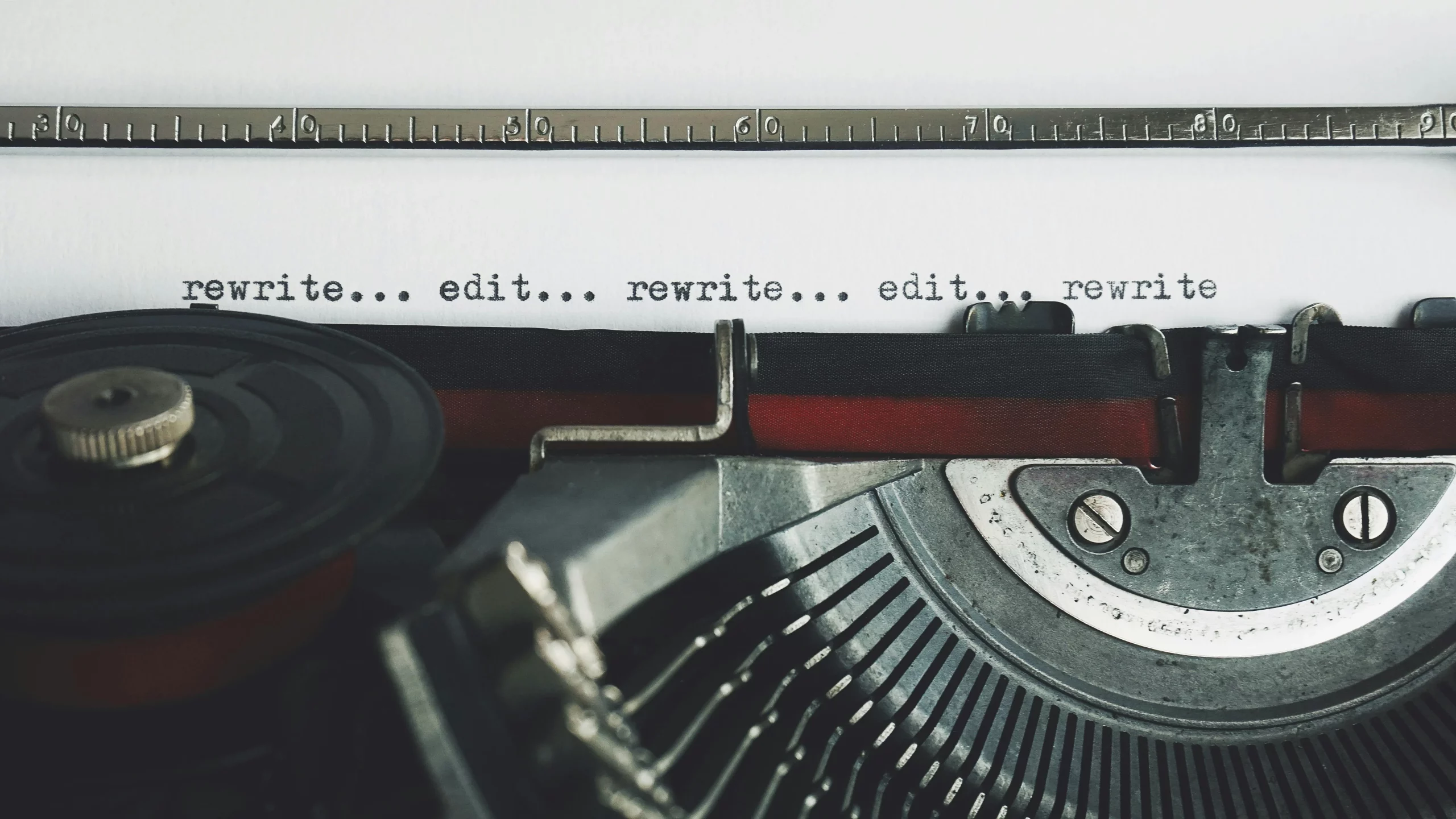 Texte schreiben lassen – professionell, individuell und auf den Punkt. Typewriter mit bearbeitetem Text – Texte schreiben lassen