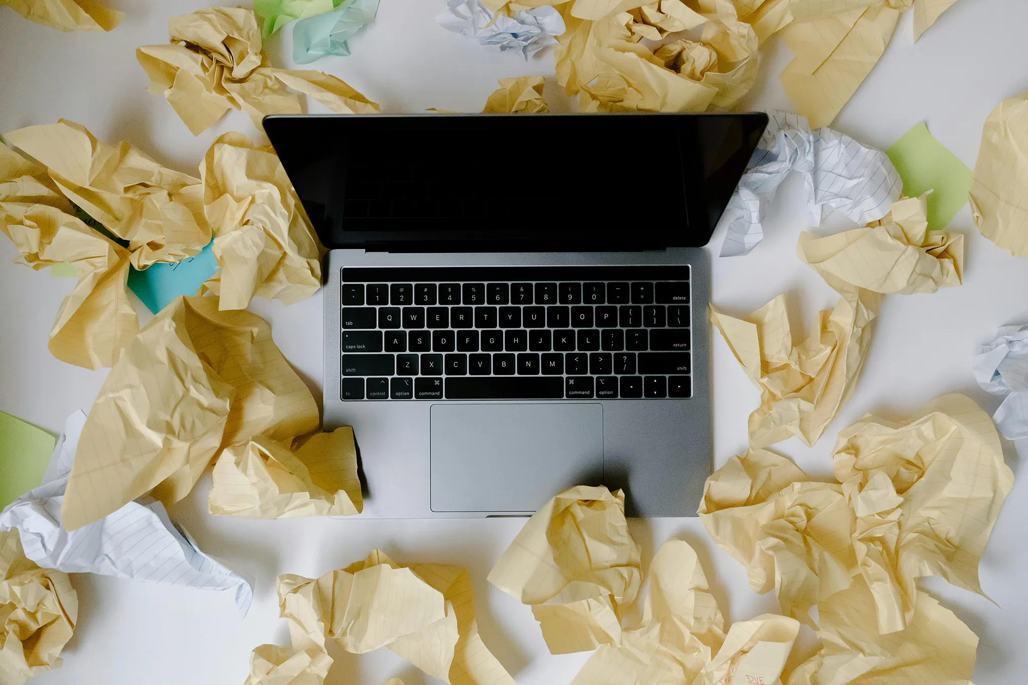 Website Texte schreiben lassen: kein Stress, mehr Reichweite Laptop mit Notizen – Website-Texte schreiben lassen