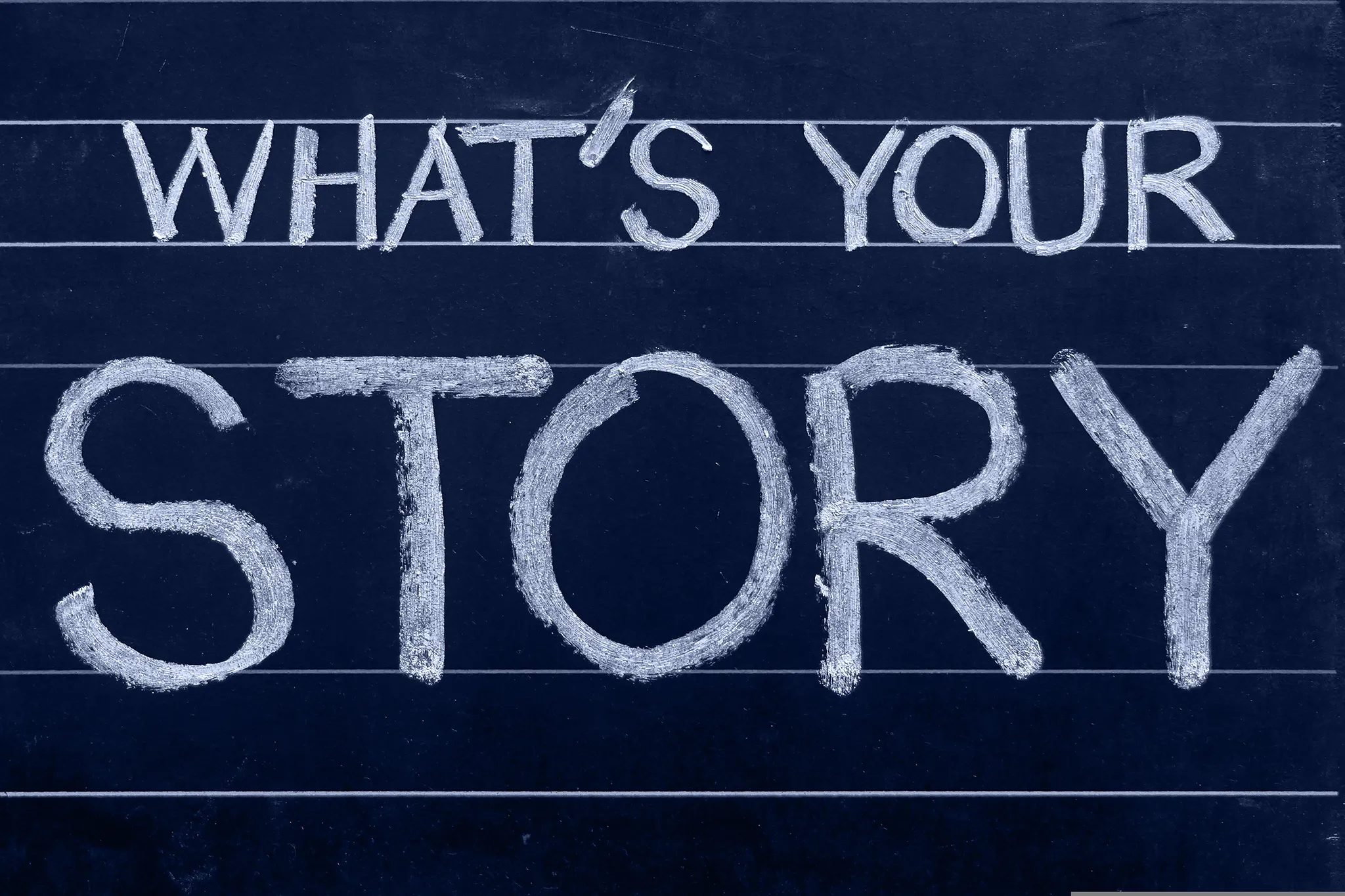 Website-Texte – inspirierende Texte, die wirken Tafel mit Aufschrift: What’s Your Story – Website texten