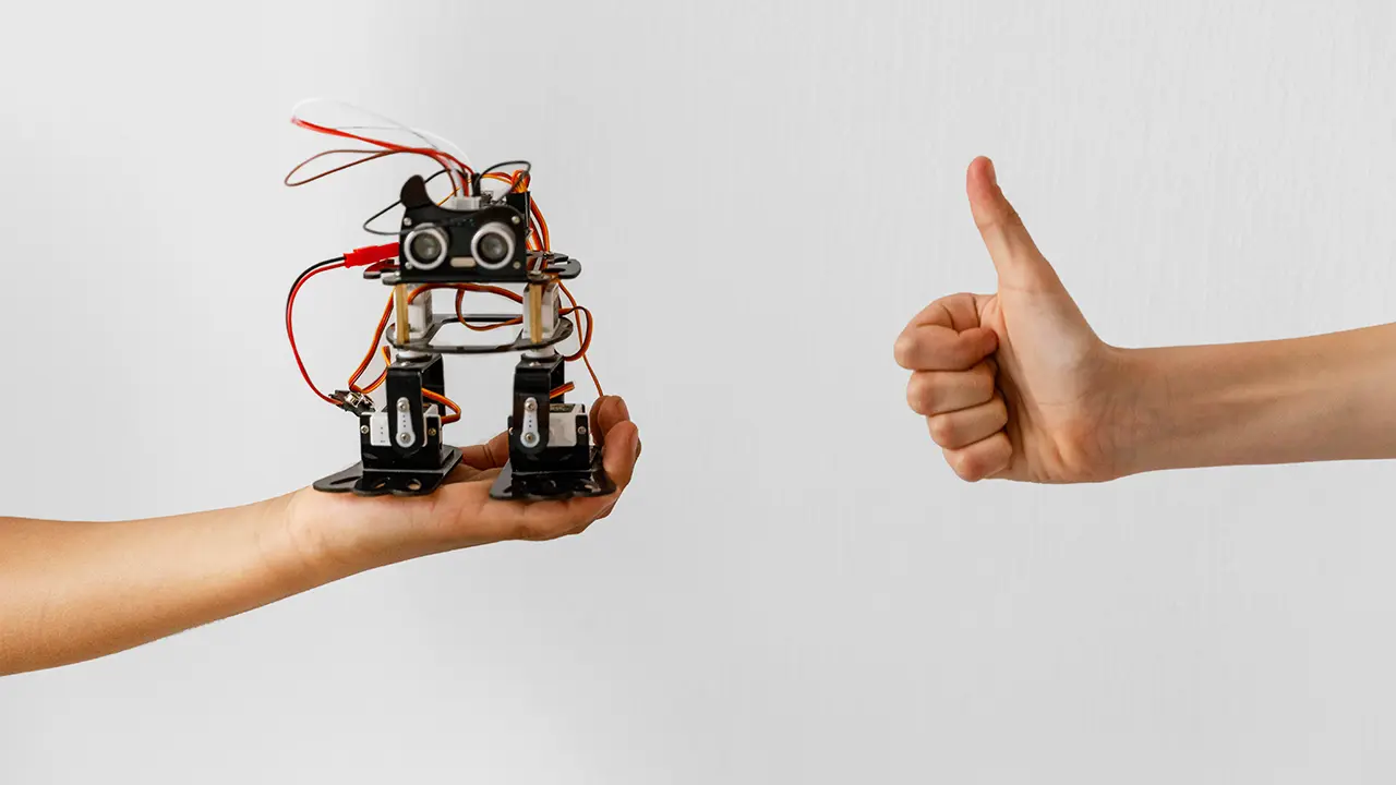 Professionelles Machine Translation Post-Editing für bessere KI-Texte Kleine Roboterfigur auf einer Hand und menschliche Hand mit erhobenem Daumen vor hellem Hintergrund