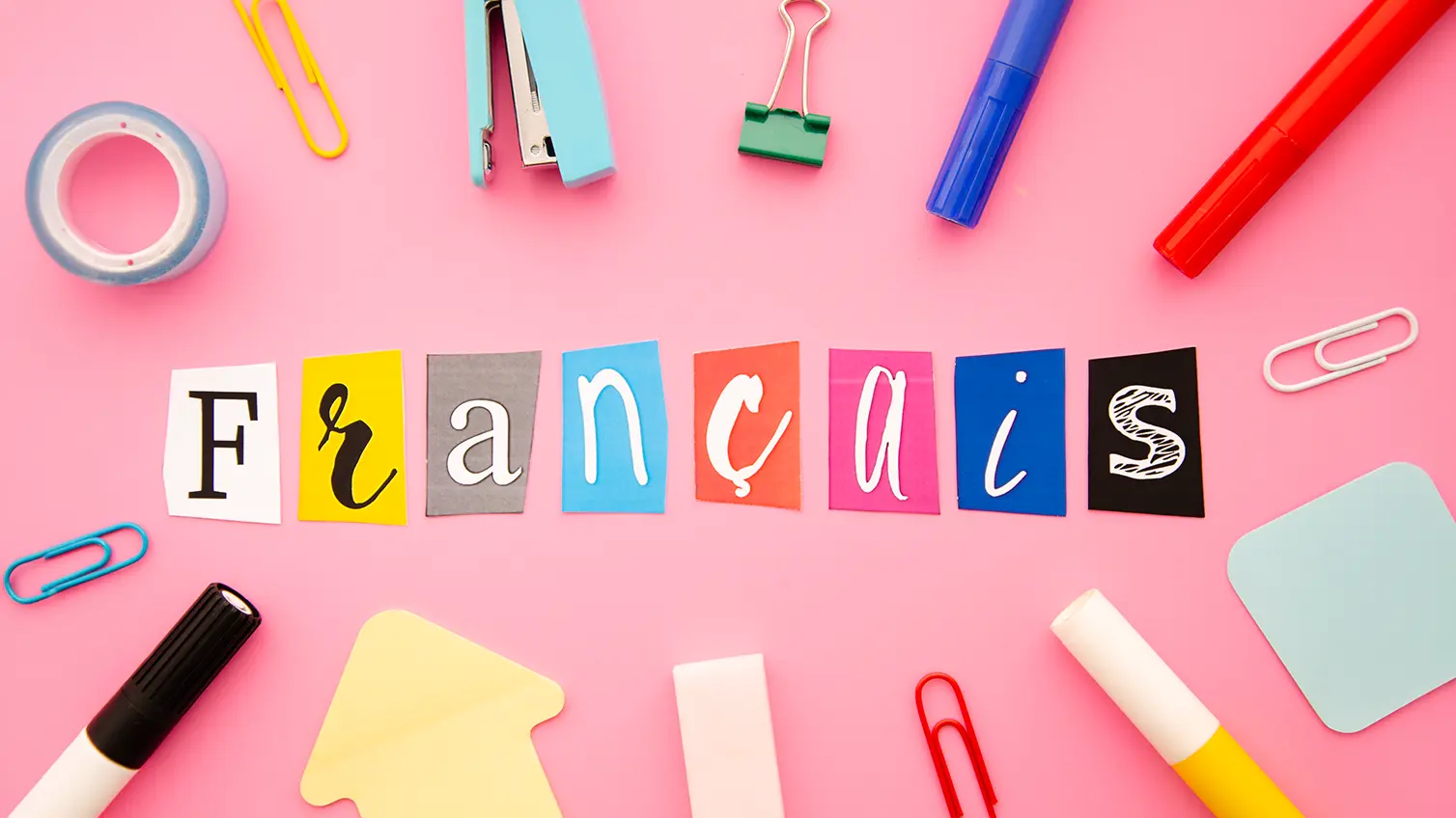 Übersetzer Französisch Deutsch – Französisch übersetzen und Bedeutungsnuancen übertragen Bunte Buchstaben bilden das Wort Französisch auf pinkfarbenem Hintergrund – Übersetzer Französisch Deutsch